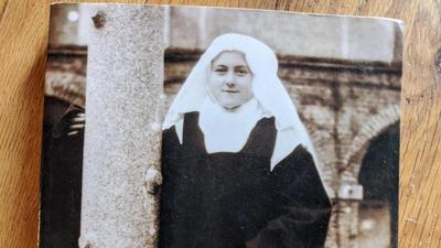 book cover of A Little Way of Homeschooling by Suzie Andres featuring a picture of Saint Térèse